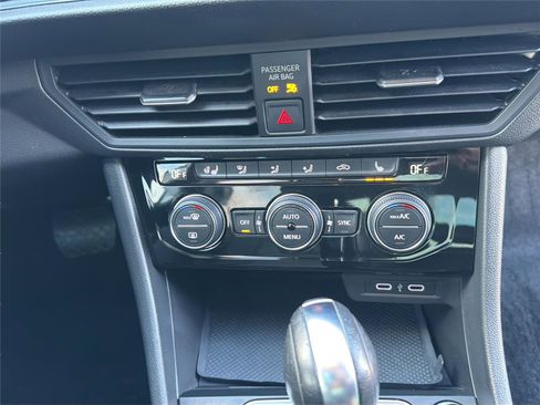 Used 2020 Volkswagen Jetta SE w/ SE Cold Weather Package image 24