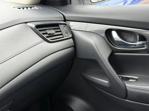 Used 2019 Nissan Rogue SV image 33