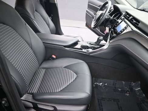 Used 2020 Toyota Camry SE image 19