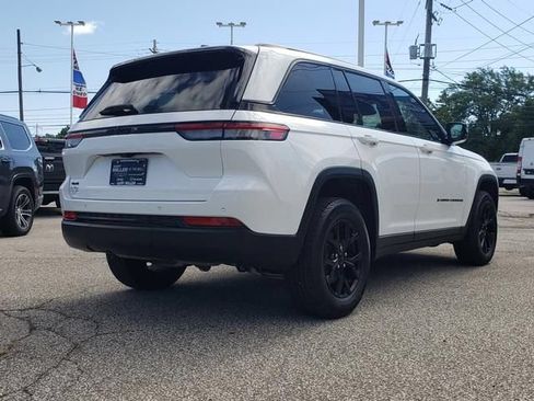 Used 2025 Jeep Grand Cherokee Altitude AWD/4WD image 3