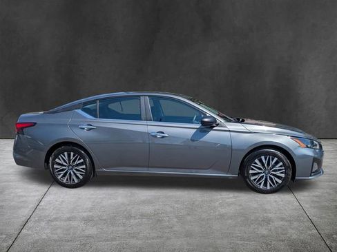 Used 2025 Nissan Altima 2.5 SV image 3