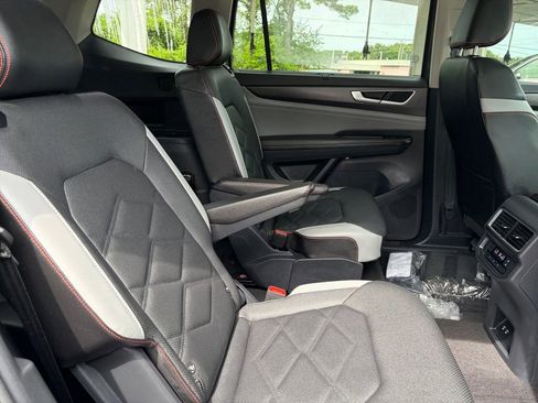 Certified 2025 Volkswagen Atlas Peak Edition SE AWD/4WD image 29