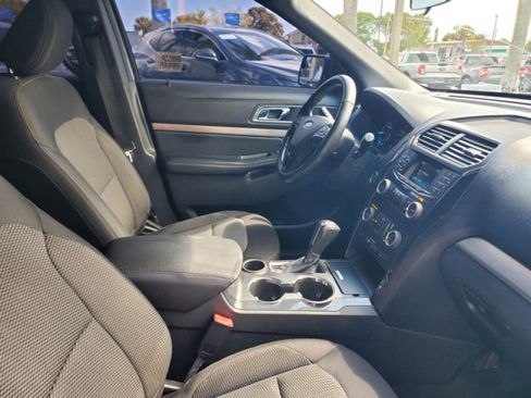 Certified 2018 Ford Explorer XLT FWD image 33