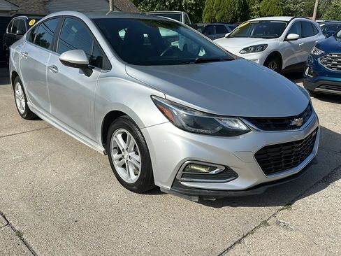 Used 2018 Chevrolet Cruze LT w/ LT Convenience Package FWD image 3