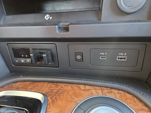 Used 2024 Nissan Armada SL w/ Captain's Chairs Package image 18