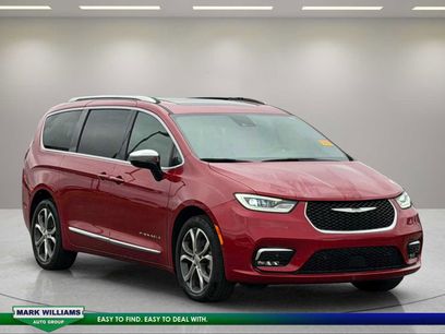 Used 2025 Chrysler Pacifica Pinnacle