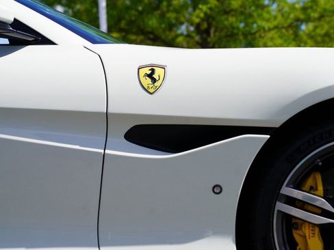 Used 2019 Ferrari Portofino RWD image 22