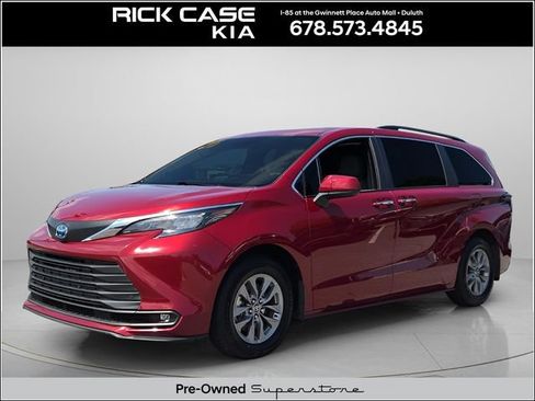 Used 2025 Toyota Sienna XLE w/ XLE Plus Package FWD image 1
