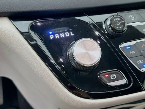 Used 2018 Chrysler Pacifica LX FWD image 17