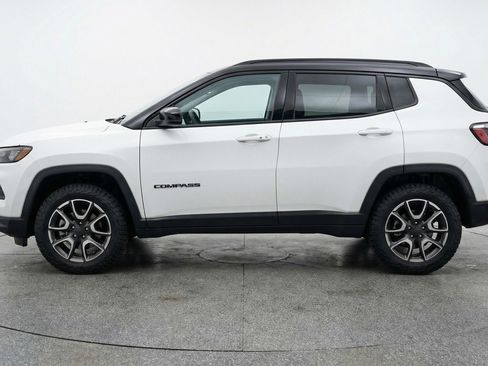 Used 2025 Jeep Compass Trailhawk image 5