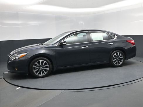 Used 2017 Nissan Altima 2.5 SV w/ Convenience Package image 3