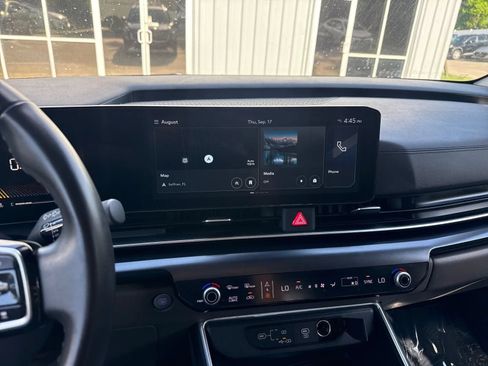 Used 2025 Kia Carnival FWD image 22