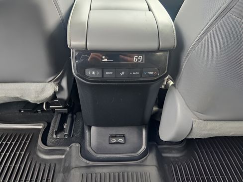 Used 2023 Toyota Highlander LE AWD/4WD image 11