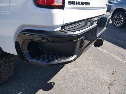 Used 2024 Chevrolet Silverado 2500 ZR2 w/ Technology Package AWD/4WD image 9