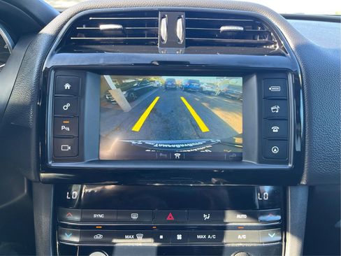 Used 2018 Jaguar F-PACE Premium image 30
