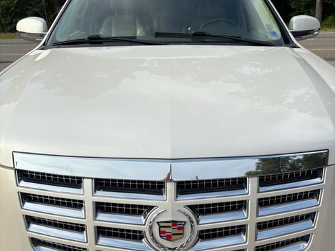 Used 2011 Cadillac Escalade Premium AWD/4WD image 10