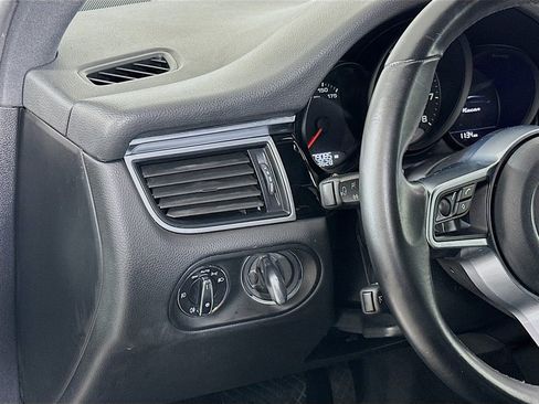 Used 2018 Porsche Macan image 11