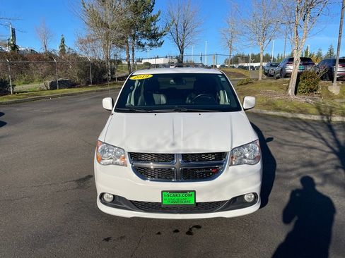 Used 2019 Dodge Grand Caravan SXT image 9
