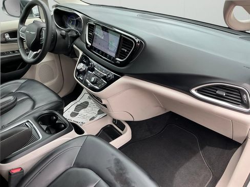 Used 2023 Chrysler Pacifica Touring-L FWD image 18