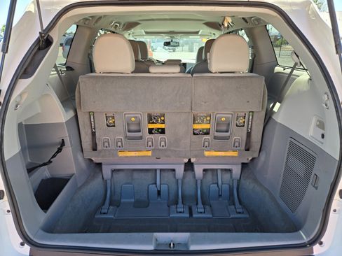 Used 2012 Toyota Sienna XLE image 12