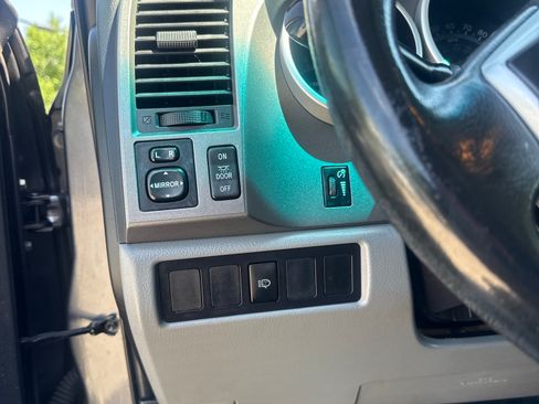 Used 2017 Toyota Sequoia SR5 AWD/4WD image 16