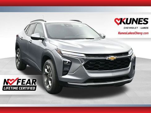 Used 2025 Chevrolet Trax LT FWD image 1