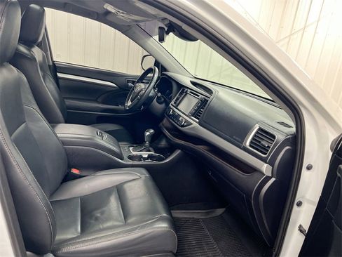 Used 2019 Toyota Highlander XLE image 23
