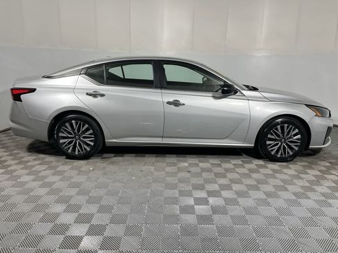 Used 2024 Nissan Altima 2.5 SV image 9