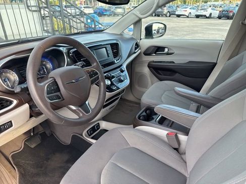 Used 2017 Chrysler Pacifica Touring Plus image 10