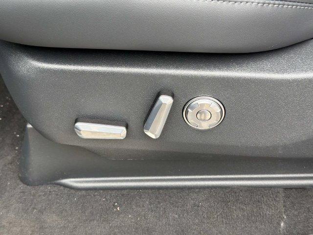 New 2026 Lincoln Navigator Premiere AWD/4WD image 23