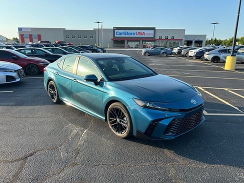 Used 2025 Toyota Camry SE FWD image 1