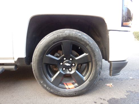 Used 2018 Chevrolet Silverado 1500 LT w/ Redline Edition image 28