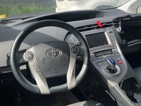 Used 2013 Toyota Prius Four w/ Deluxe Solar Roof Pkg FWD image 7