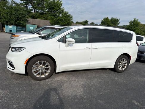Used 2022 Chrysler Pacifica Touring-L w/ Uconnect Theater Family Group AWD/4WD image 3