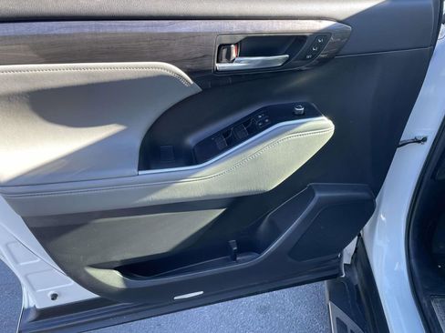 Used 2021 Toyota Highlander Platinum image 28