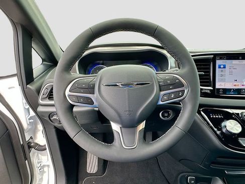 New 2025 Chrysler Voyager LX image 7