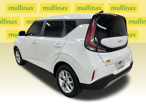 Used 2025 Kia Soul LX w/ LX Technology Package FWD image 10