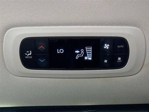 Used 2023 Chrysler Pacifica Touring-L FWD image 21