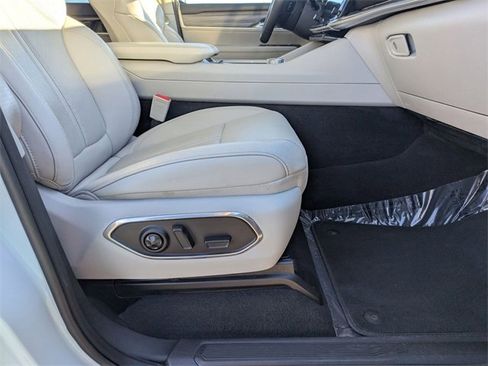 Used 2024 Jeep Wagoneer L Series II w/ Flexible Seating Group image 39