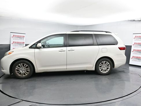 Used 2017 Toyota Sienna XLE image 5