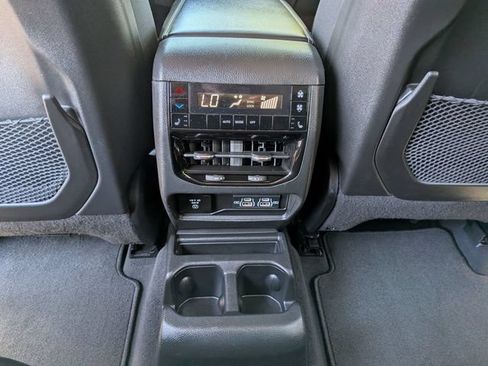 Used 2023 Jeep Grand Cherokee L Limited w/ Luxury Tech Group II AWD/4WD image 15