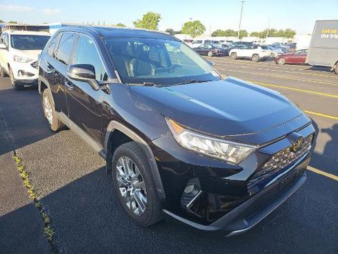 Used 2019 Toyota RAV4 Limited w/ Advanced Technology Package AWD/4WD image 3