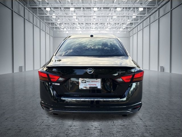Used 2022 Nissan Altima 2.5 SR w/ Midnight Edition Package FWD image 4