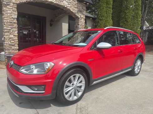 Used 2017 Volkswagen Golf Alltrack S image 2