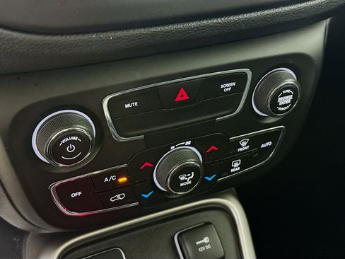 Used 2019 Jeep Compass Latitude FWD image 17