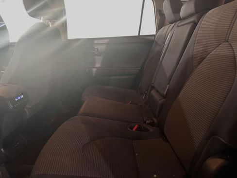Used 2020 Toyota Highlander LE AWD/4WD image 16