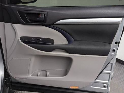 Used 2019 Toyota Highlander LE image 22