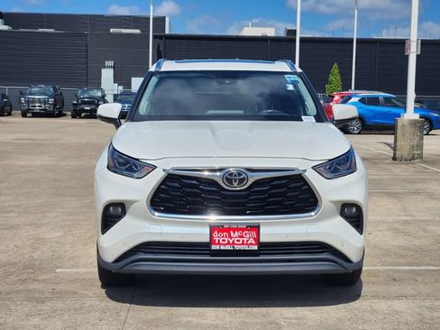 Certified 2021 Toyota Highlander Limited FWD image 2