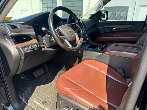 Used 2016 Cadillac Escalade Luxury AWD/4WD image 8