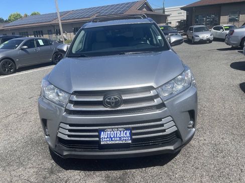 Used 2018 Toyota Highlander XLE AWD/4WD image 3